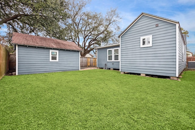 908 Kelley St, Houston, TX 77009 - view of yard featuring an outdoor structure