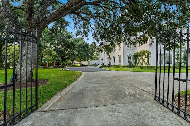 1561 Kirby Dr, Houston, TX 77019 - view of property's community with a lawn