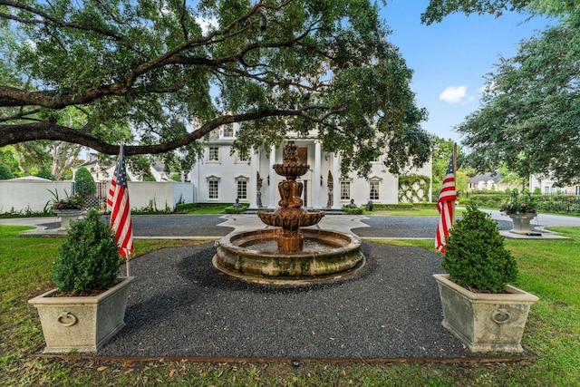 1561 Kirby Dr, Houston, TX 77019 - view of home's community