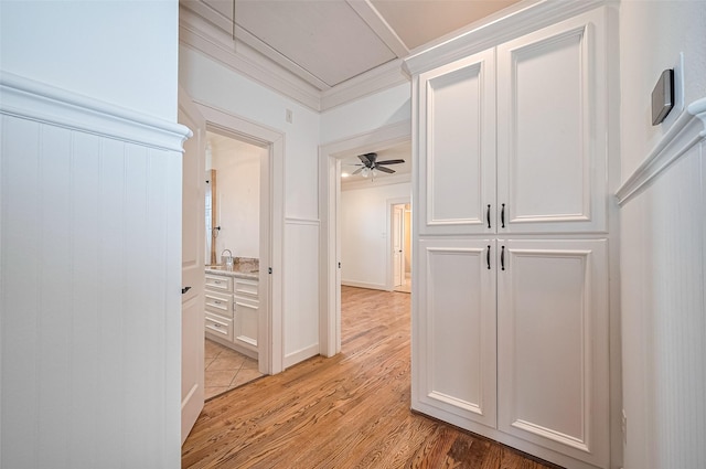 901 W 21st St, Houston, TX 77008 - hall featuring light wood-style floors and crown molding