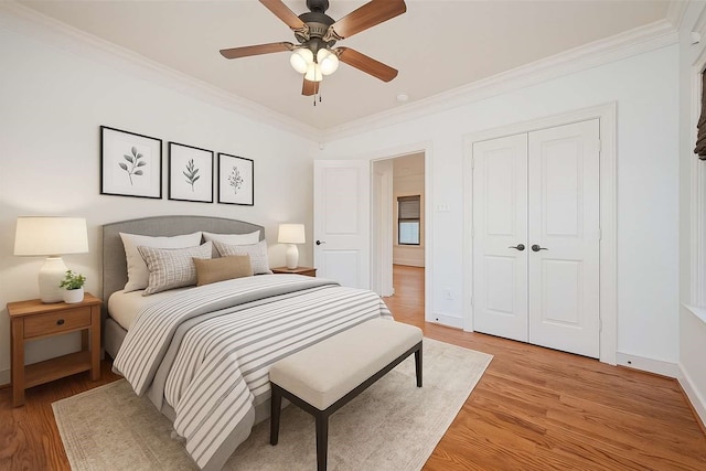 901 W 21st St, Houston, TX 77008 - bedroom featuring crown molding, light wood-type flooring, baseboards, a closet, and ceiling fan