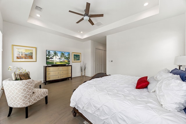 1433 Alexander St, Houston, TX 77008 - bedroom with wood finished floors, a raised ceiling, recessed lighting, a ceiling fan, and baseboards