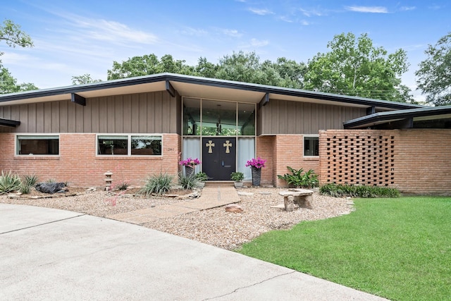 1240 Oakcrest Cir, Beaumont, TX 77706 - mid-century inspired home with brick siding and a front yard