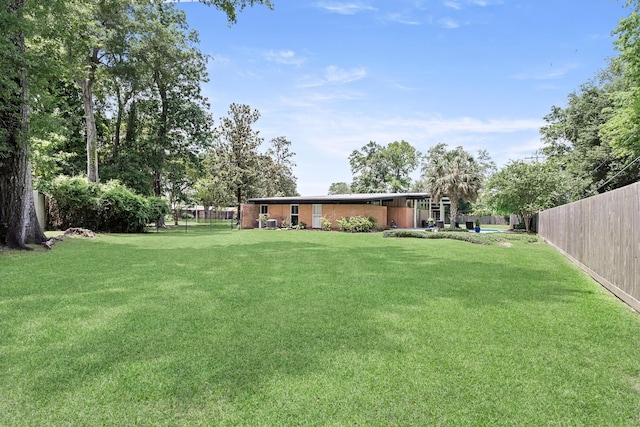 1240 Oakcrest Cir, Beaumont, TX 77706 - view of yard