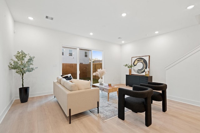 3848 Seabrook St, Houston, TX 77021 - living room featuring light wood-style flooring, recessed lighting, and baseboards