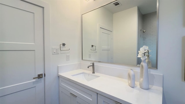 2015 Hopkins St, Houston, TX 77006 - full bath featuring vanity