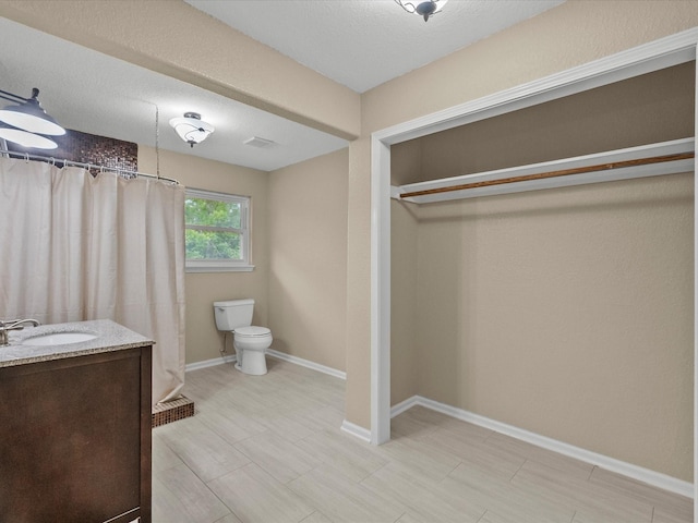 3422 N Elm Rd, Santa Fe, TX 77517 - full bath with toilet, vanity, curtained shower, and baseboards