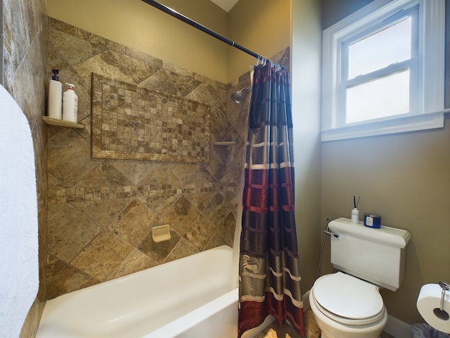 6319 Riverview Way, Houston, TX 77057 - full bath featuring shower / bath combo with shower curtain, toilet, and baseboards