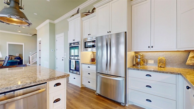 2414 Sand Drift Ln, Crystal Beach, TX 77650 - kitchen with appliances with stainless steel finishes, crown molding, backsplash, white cabinetry, and light wood-type flooring