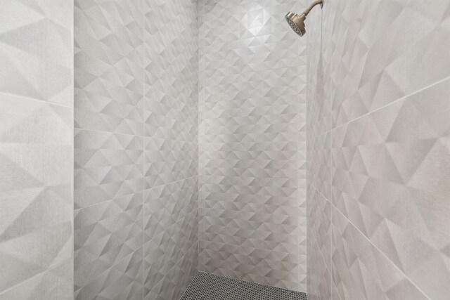 4046 Miramar Ct, Galveston, TX 77554 - full bath featuring tiled shower
