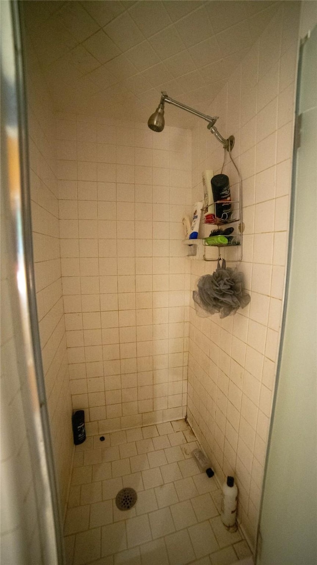 205 Mesa Dr, Gatesville, TX 76528 - bathroom with a tile shower