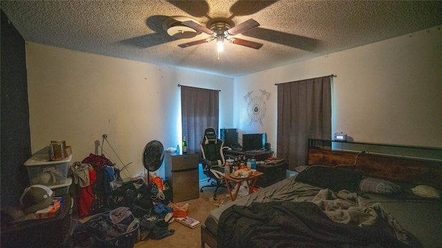 205 Mesa Dr, Gatesville, TX 76528 - carpeted bedroom featuring a textured ceiling and ceiling fan