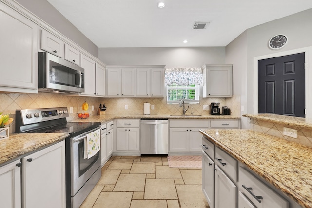 24240 Oak Hollow Blvd, Hockley, TX 77447 - kitchen with appliances with stainless steel finishes, a sink, decorative backsplash, recessed lighting, and white cabinetry