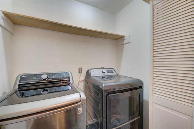 4406 Hidden Trace Ct, Houston, TX 77066 - laundry room featuring washer and clothes dryer