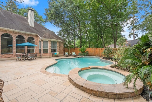 35 Dewdrift Pl, The Woodlands, TX 77382 - view of swimming pool featuring a patio area, a fenced backyard, and a pool with connected hot tub