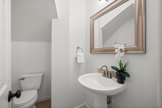 35 Dewdrift Pl, The Woodlands, TX 77382 - bathroom featuring toilet and baseboards