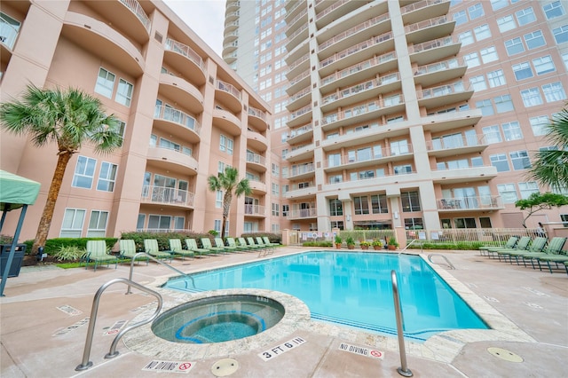 3505 Sage Rd Unit 2405, Houston, TX 77056 - view of swimming pool featuring a pool with connected hot tub and a patio area