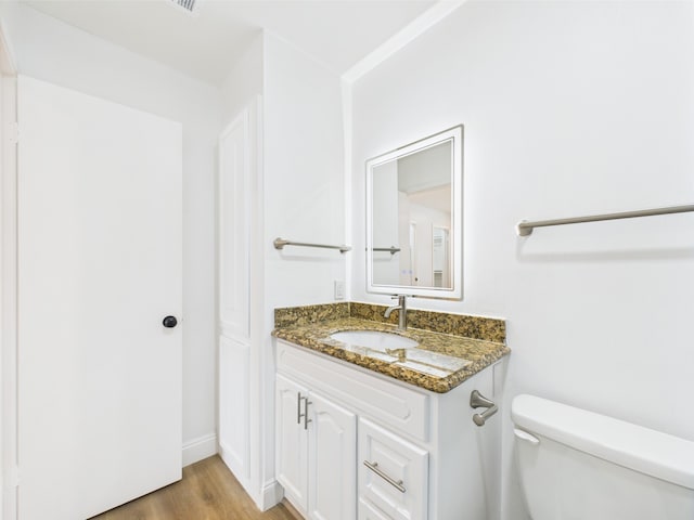 10380 Briar Forest Dr Unit 32/6, Houston, TX 77042 - bathroom featuring toilet, vanity, wood finished floors, and baseboards