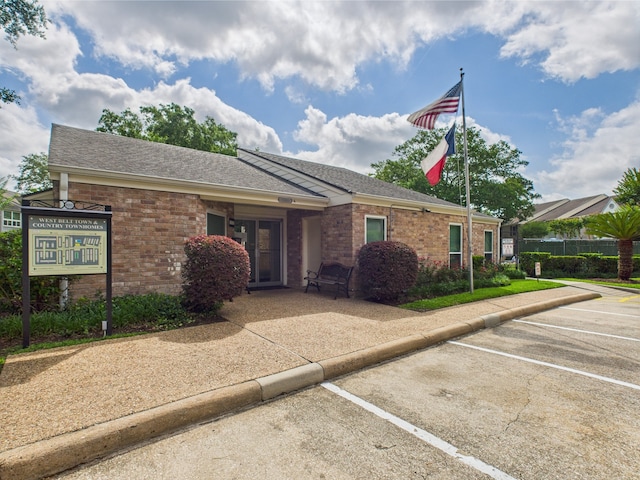 10380 Briar Forest Dr Unit 32/6, Houston, TX 77042 - single story home featuring uncovered parking, brick siding, and roof with shingles