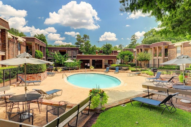 7575 Katy Fwy Unit 29, Houston, TX 77024 - community pool with a patio