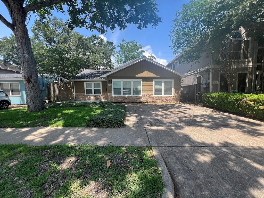 6212 Community Dr, West University Place, TX 77005