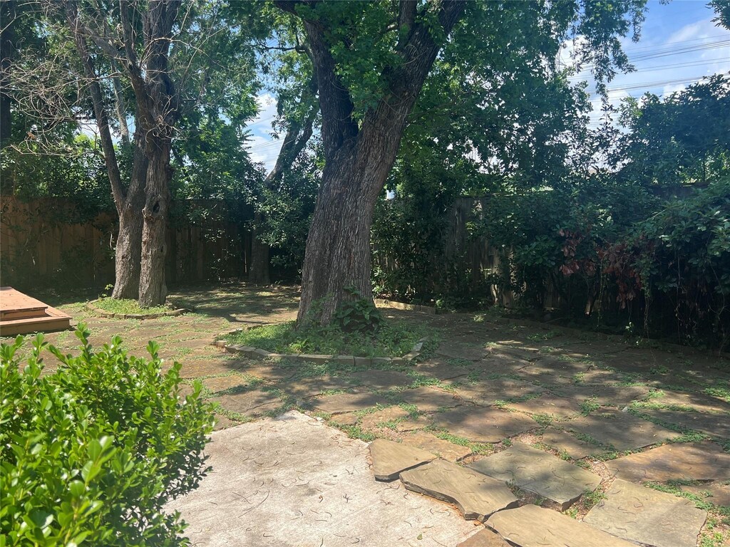6212 Community Dr, West University Place, TX 77005