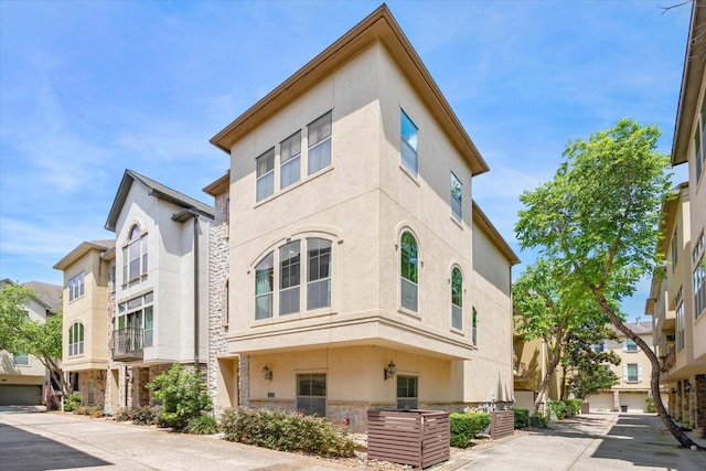 574 Bomar St, Houston, TX 77006 - view of front facade featuring stucco siding and stone siding
