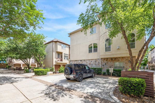 574 Bomar St, Houston, TX 77006 - view of front of home with stone siding and stucco siding