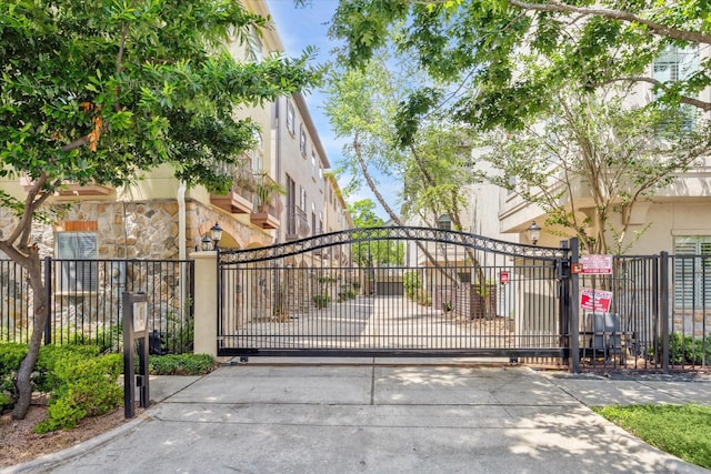 574 Bomar St, Houston, TX 77006 - view of gate