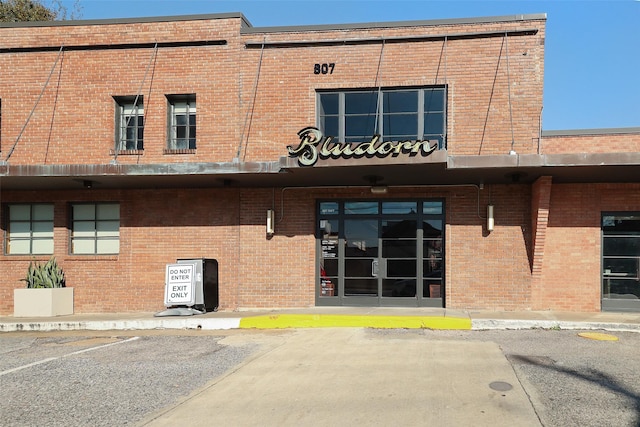 574 Bomar St, Houston, TX 77006 - view of building exterior with uncovered parking