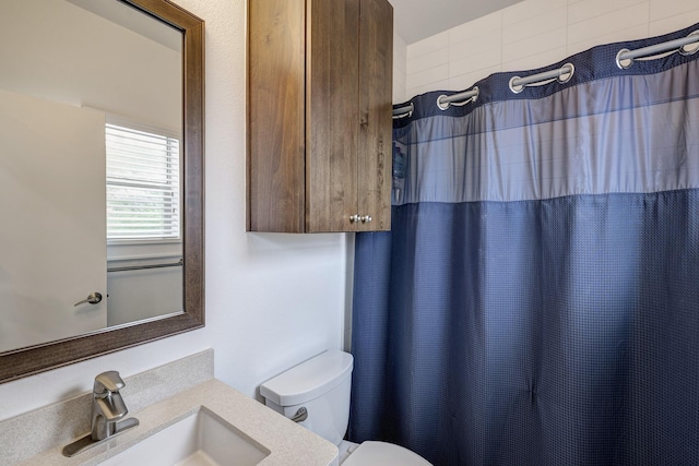5317 Lillian St, Houston, TX 77007 - full bathroom featuring toilet, a shower with curtain, and vanity
