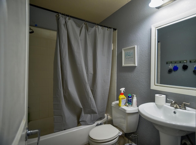 8000 Tee Dr, Austin, TX 78747 - full bath with a textured wall, toilet, shower / bath combo, and a sink