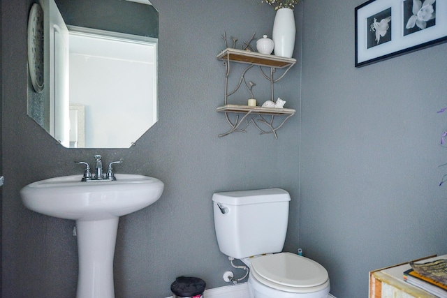 8000 Tee Dr, Austin, TX 78747 - bathroom featuring toilet and a sink