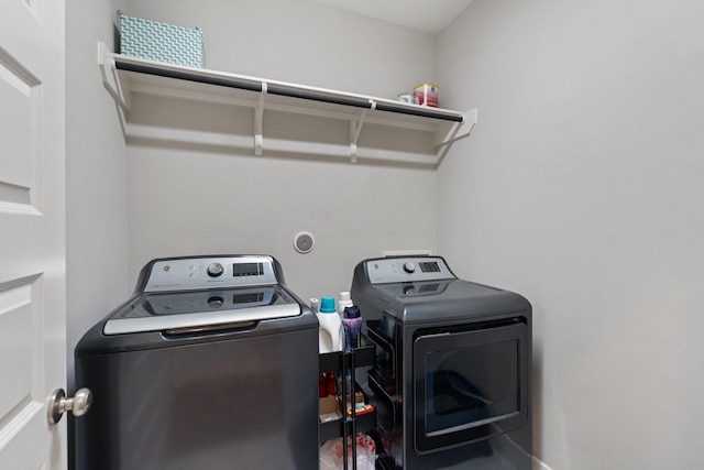 962 Ford Pines Ln, Houston, TX 77091 - washroom with washing machine and dryer