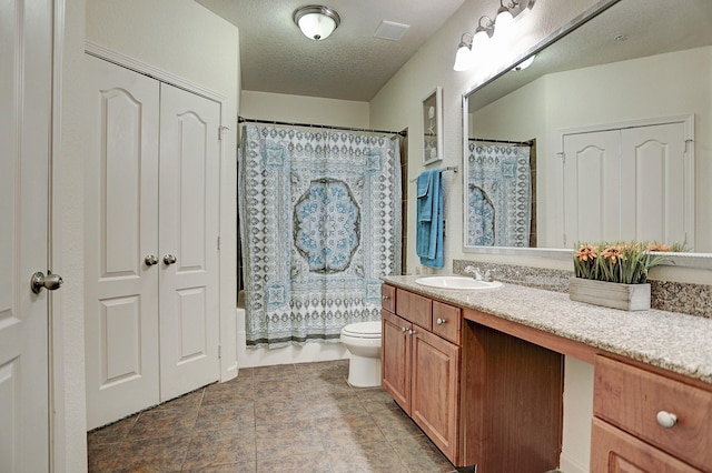1711 Old Spanish Trl Unit 438, Houston, TX 77054 - bathroom with vanity, toilet, shower / tub combo with curtain, and a textured ceiling