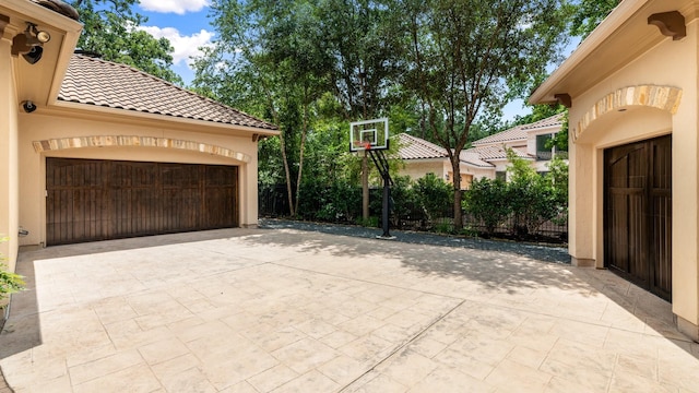 10 Maroon Creek Ct, Spring, TX 77389 - view of patio / terrace with driveway
