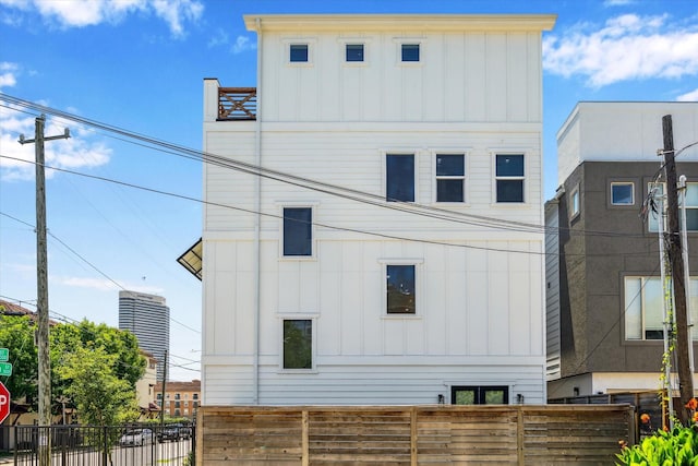 507 Leverkuhn St, Houston, TX 77007 - back of property featuring board and batten siding
