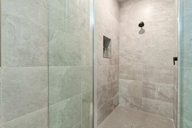 5811 Francis Oak Pl, Houston, TX 77091 - full bathroom with tiled shower