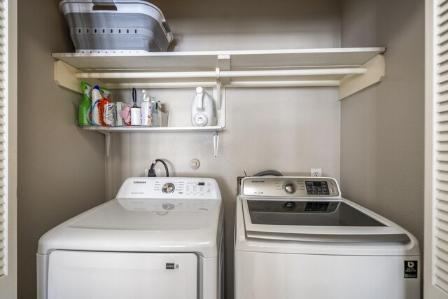 1441 W 25th St Unit D, Houston, TX 77008 - laundry area featuring independent washer and dryer