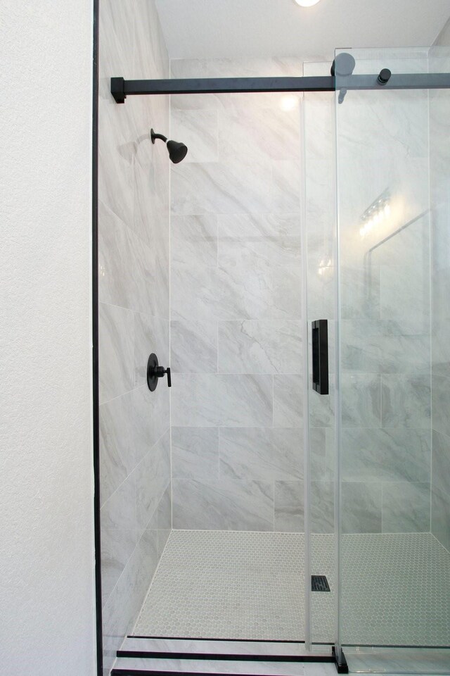 624 Pinewood Dr, Conroe, TX 77385 - full bathroom featuring a stall shower