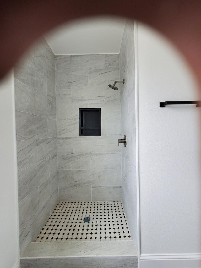 2615 Campbell St, Houston, TX 77026 - full bath with a tile shower