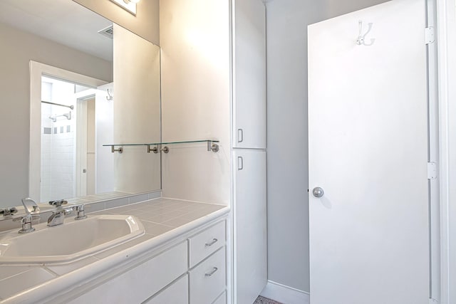 5229 Larkin St, Houston, TX 77007 - full bath featuring vanity
