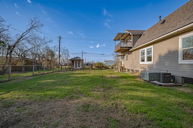 206 S Idaho St, La Porte, TX 77571 - view of yard featuring a balcony and central AC