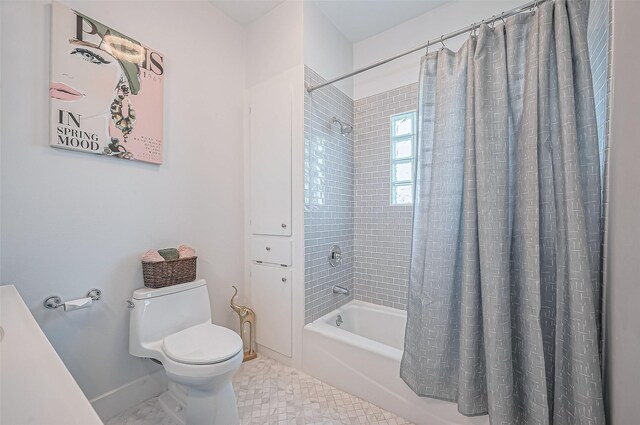 206 S Idaho St, La Porte, TX 77571 - bathroom featuring toilet, baseboards, shower / tub combo, and tile patterned flooring