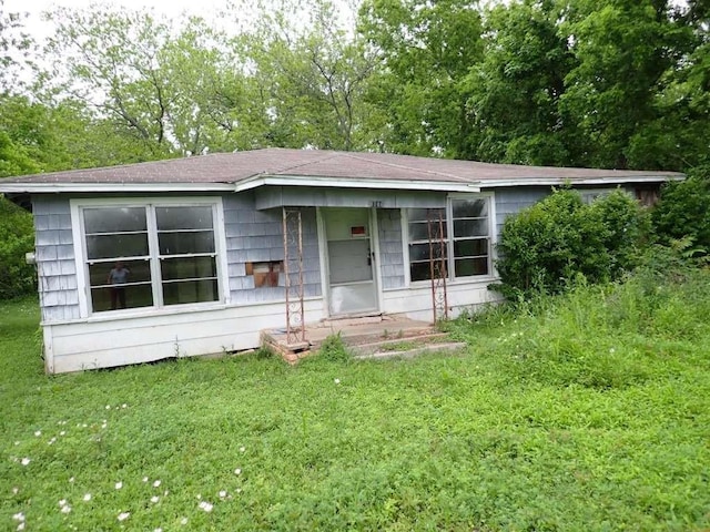 9706 Fm-102, Wharton, TX 77488 - single story home with a front yard and roof with shingles