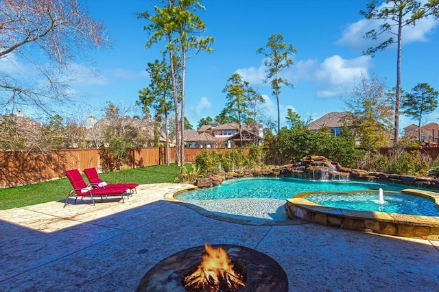 6 Freestone Stream Pl, Spring, TX 77389 - view of pool featuring a pool with connected hot tub, a patio area, a fenced backyard, and a fire pit