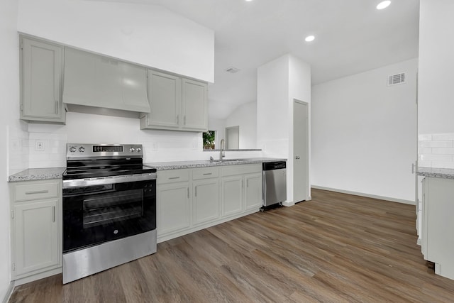 9911 Berry Limb Dr, Houston, TX 77099 - kitchen featuring stainless steel appliances, a sink, wood finished floors, decorative backsplash, and recessed lighting