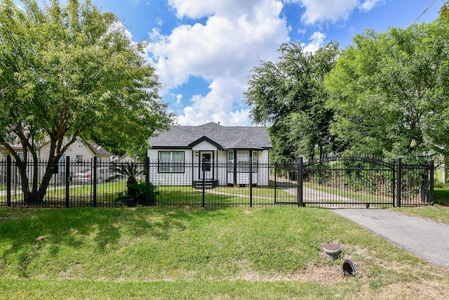 1117 King St, Houston, TX 77022 - view of front facade with a gate
