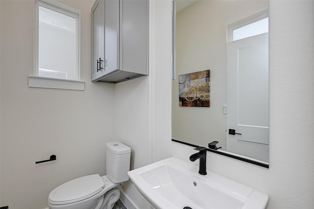 2905 Nagle St, Houston, TX 77004 - bathroom with toilet, a sink, and baseboards