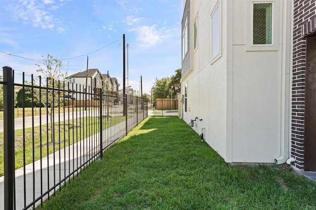 2905 Nagle St, Houston, TX 77004 - view of yard featuring a residential view
